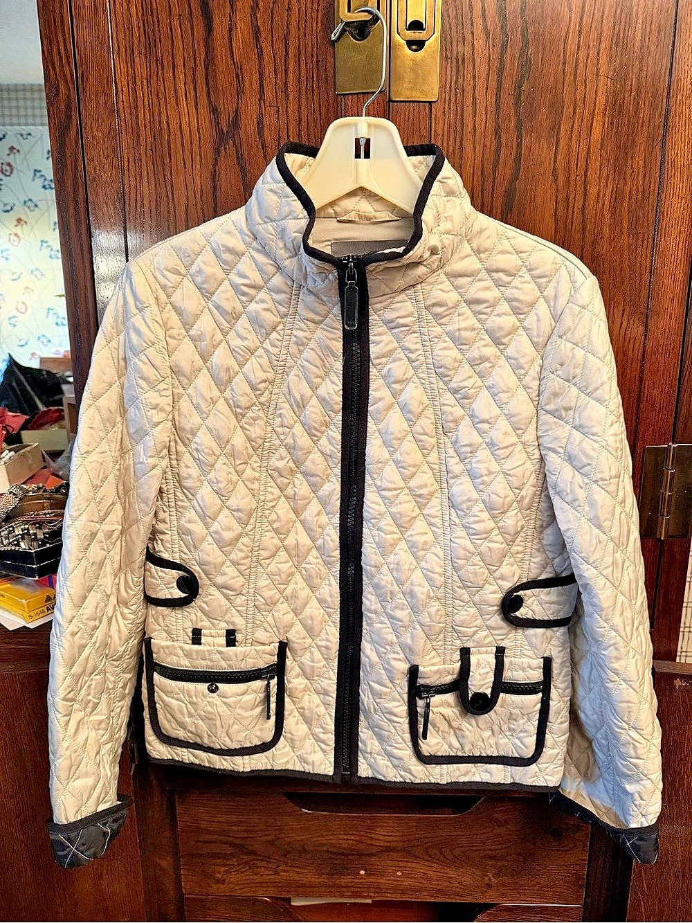 Ann Taylor Quilted Puffer Jacket in White Size Medium Like New